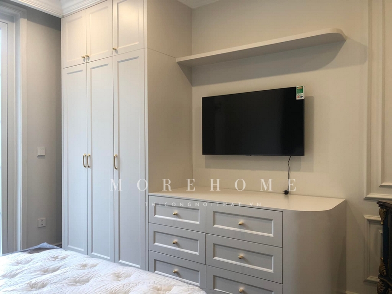 Việc sử dụng kệ tủ tivi gỗ tự nhiên sơn trắng tô điểm để trang trí không gian, cũng như tiện nghi cho việc sắp xếp đồ đạc một cách khoa học sẽ giúp tăng thêm độ tinh tế cho căn phòng.